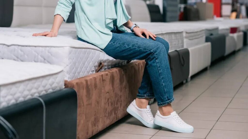 Bí quyết chọn nệm cho người ngủ ngửa, bạn đã biết chưa? 4 cách chọn nệm cho người ngủ ngửa