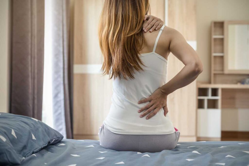 Kinh nghiệm chọn gối cho người đau lưng 2 đau lưng khi ngủ