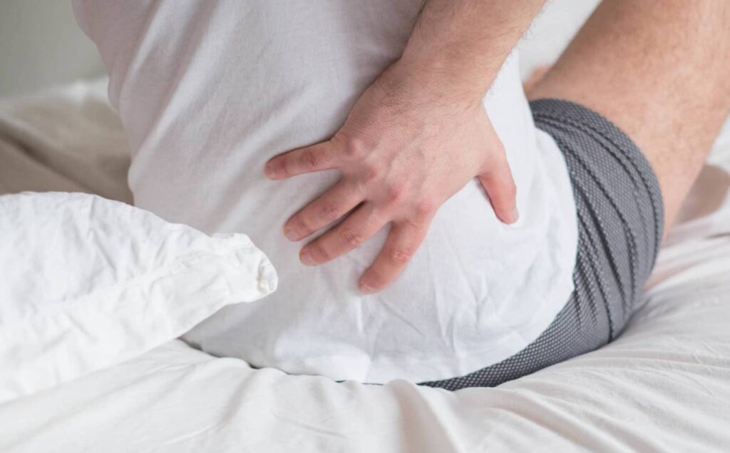 Tư vấn chọn mua nệm cho người đau lưng đầy đủ và chi tiết nhất 2 Đau lưng khi ngủ
