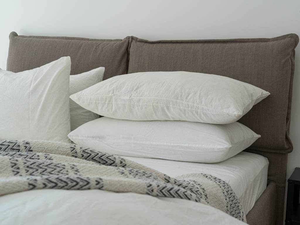 Có nên nằm gối bông gòn không? Ưu và nhược điểm của sản phẩm 4 gối bông gòn Poly Sleeping Comfort