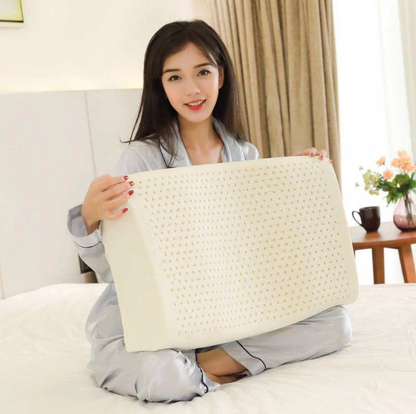 Kinh nghiệm chọn gối cho người đau lưng 4 Gối cao su cho người đau lưng