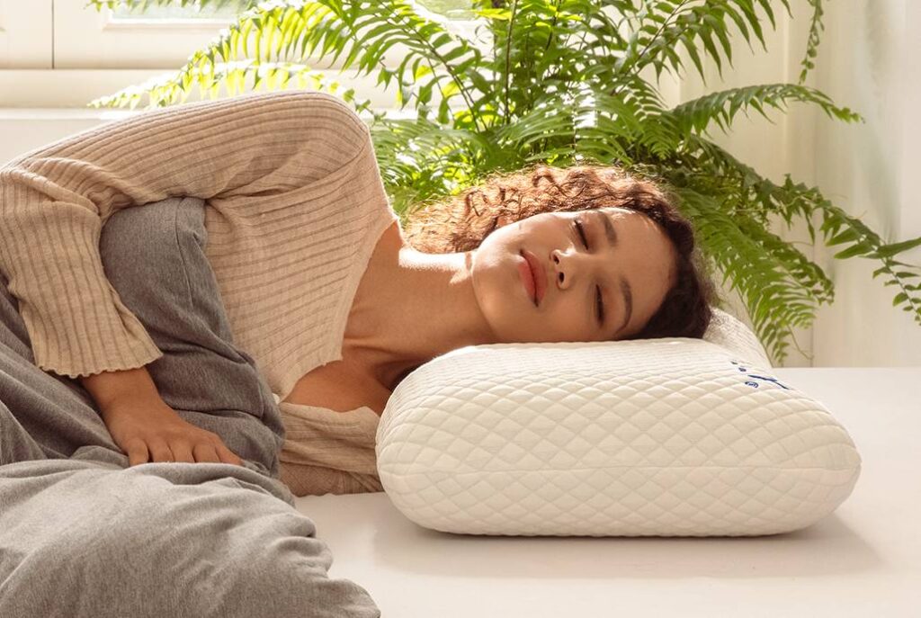 Có nên nằm gối làm mát không? Ai nên nằm gối làm mát? 5 gối gel làm mát