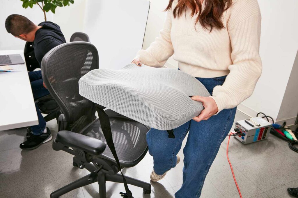 Bí quyết chọn gối tựa lưng văn phòng để giảm thiểu đau lưng hiệu quả 6 gối tựa lưng văn phòng cao su non