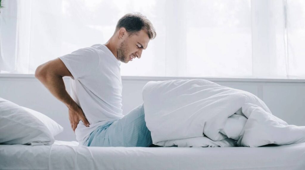 Chọn nệm cho người đau cột sống: Đâu là loại tốt nhất? 4 nguyên nhân gây đau cột sống khi ngủ