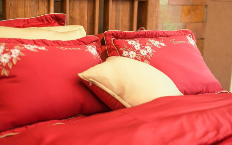 Mẹ chồng trải giường cưới cho con trai, con dâu được không? 5 Đặt giường tựa lưng vào bức tường bằng phẳng tượng trưng cho cuộc sống ổn định